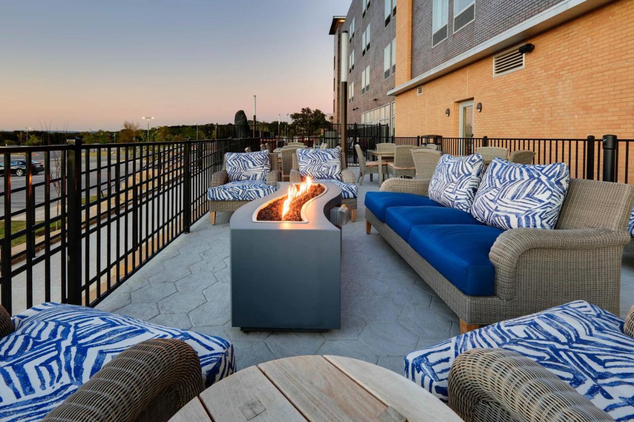 La Quinta Inn & Suites By Wyndham Lakeway Exterior photo