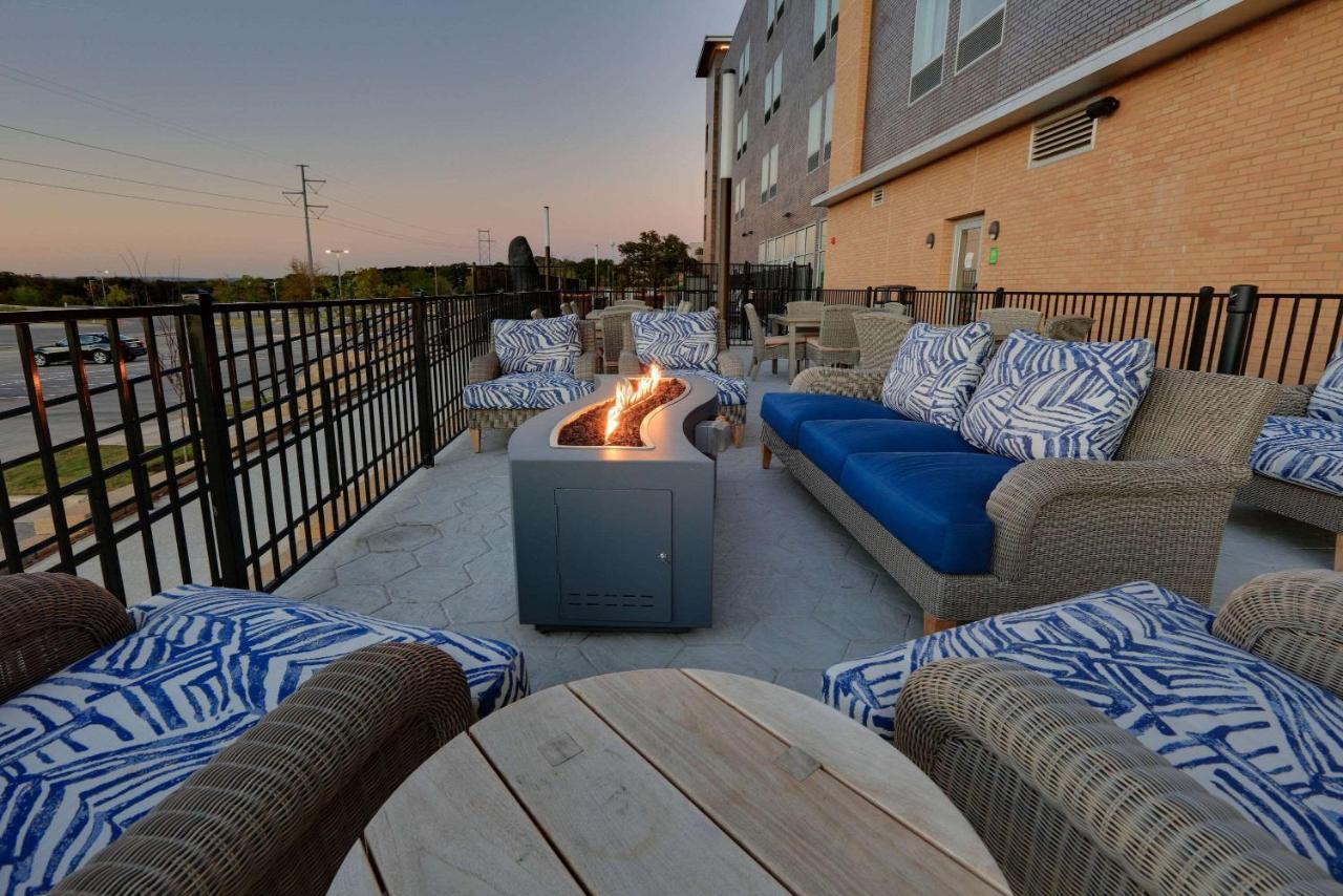 La Quinta Inn & Suites By Wyndham Lakeway Exterior photo